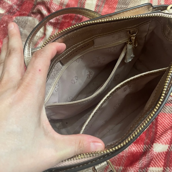 Tory Burch Metallic Gold Emerson crossbody - Picture 4 of 11